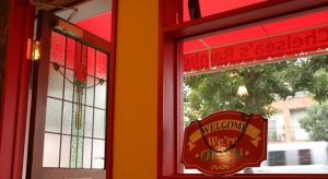 チェルシーズの店窓から